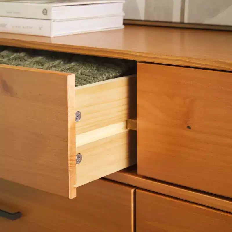 Cómoda moderna de madera maciza con 6 cajones y tiradores metálicos