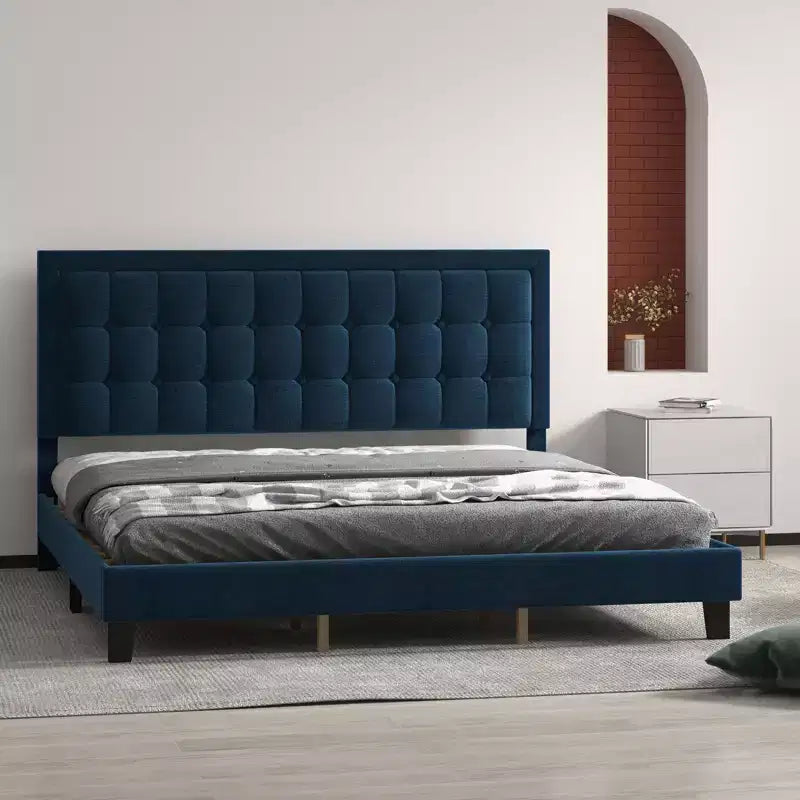 Plattformbett mit geräuschlosem Design und Holzlattenrost, Samt-Polsterbettgestell mit Knopfheftung am Kopfteil