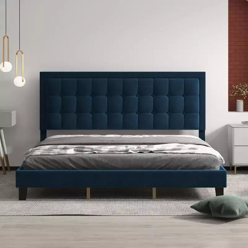 Plattformbett mit geräuschlosem Design und Holzlattenrost, Samt-Polsterbettgestell mit Knopfheftung am Kopfteil