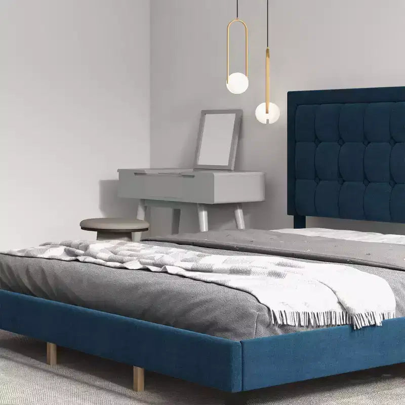 Lit plateforme silencieux avec lattes en bois et cadre rembourré en velours, tête de lit capitonnée avec boutons