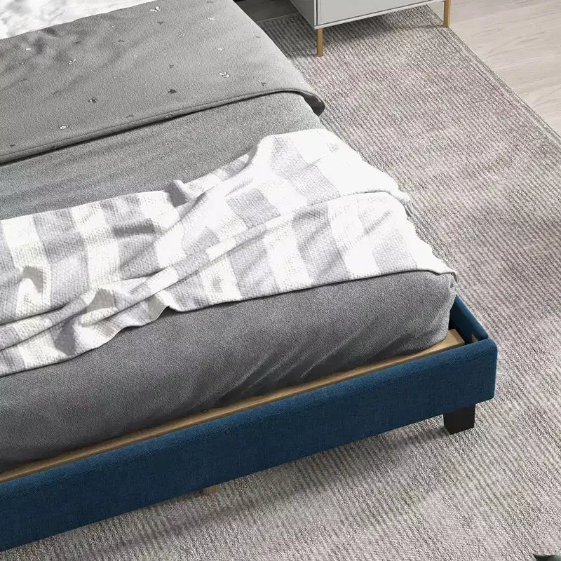 Plattformbett mit geräuschlosem Design und Holzlattenrost, Samt-Polsterbettgestell mit Knopfheftung am Kopfteil