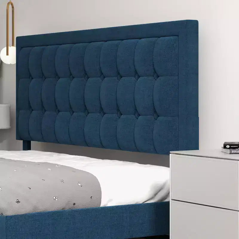 Plattformbett mit geräuschlosem Design und Holzlattenrost, Samt-Polsterbettgestell mit Knopfheftung am Kopfteil