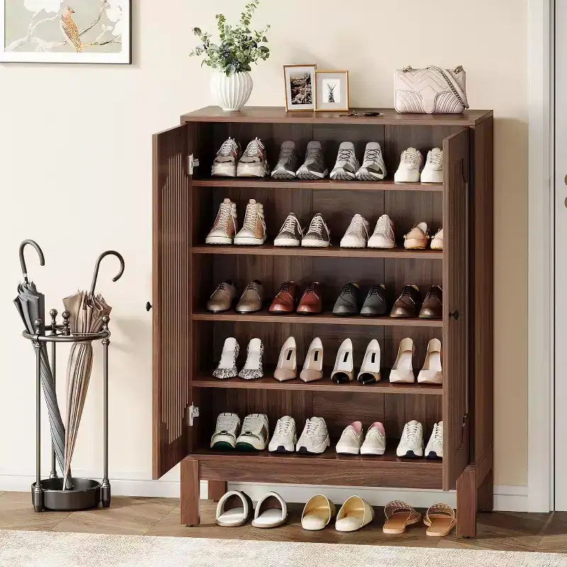 Schuhschrank mit Türen, Schuhregal mit 6 Ebenen und verstellbaren Ablagen, für Eingangsbereich und Wohnzimmer, Walnussbraun (für 20 Paar Schuhe)