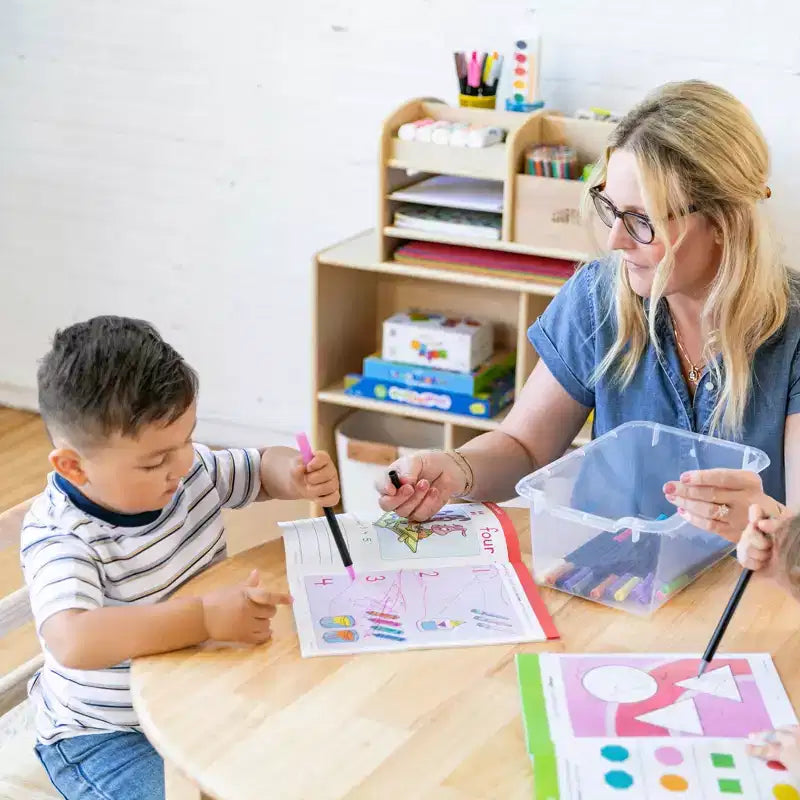 Meuble mobile à casiers et de rangement avec 5 bacs à façade inclinée, mobilier pour enfants