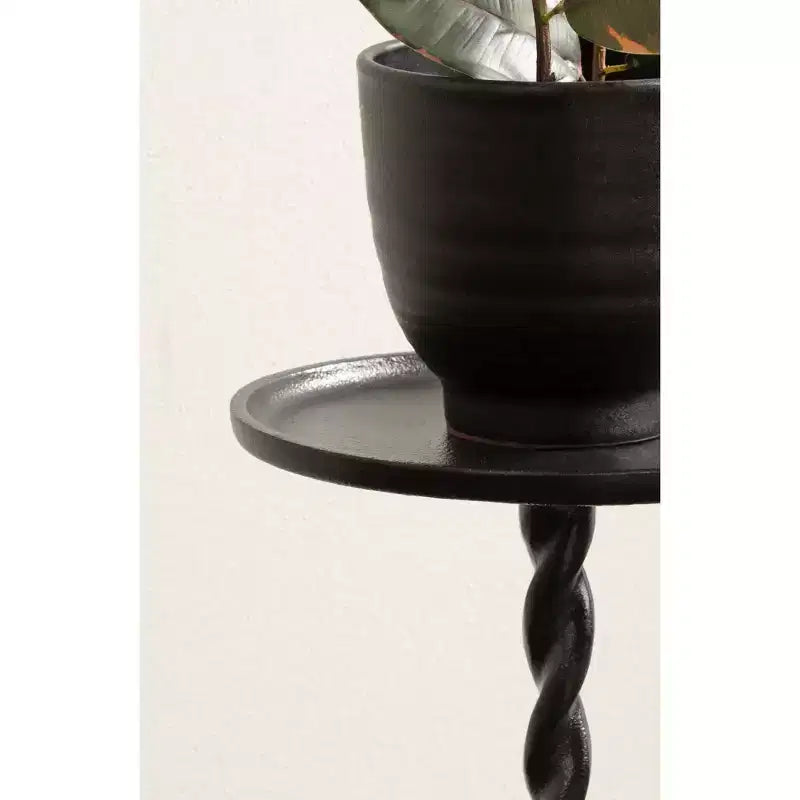 Mesa con pedestal metálico y soporte para plantas