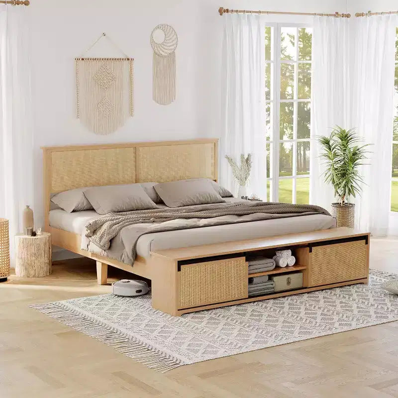 Bettgestell aus natürlichem Rattan - Stauraum mit Schiebetür im Scheunentor-Stil, LED-Kopfteil und Beine aus Massivholz, kein Lattenrost erforderlich