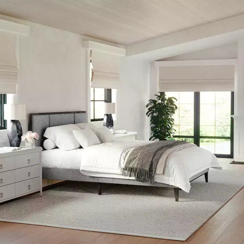 Cama de plataforma de madera maciza con base tapizada y cabecero con paneles empotrados, base de listones de madera, no necesita somier
