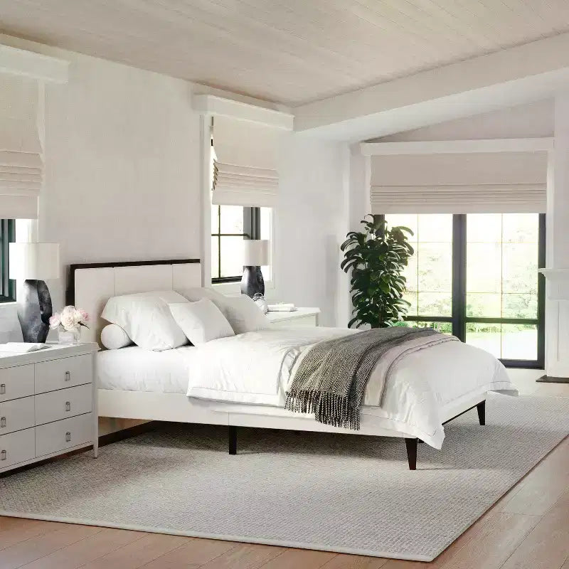 Cama de plataforma de madera maciza con base tapizada y cabecero con paneles empotrados, base de listones de madera, no necesita somier