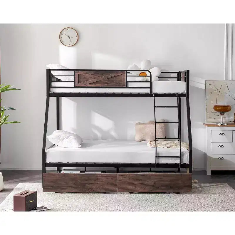 Lit superposé, couchage haut simple et couchage bas double, avec 2 tiroirs de rangement, des barreaux et une échelle, structure robuste à lattes métalliques, sans sommier nécessaire, noir/brun industriel