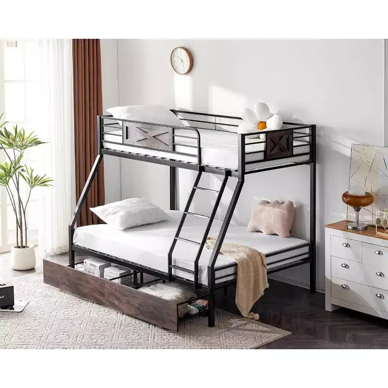 Lit superposé, couchage haut simple et couchage bas double, avec 2 tiroirs de rangement, des barreaux et une échelle, structure robuste à lattes métalliques, sans sommier nécessaire, noir/brun industriel