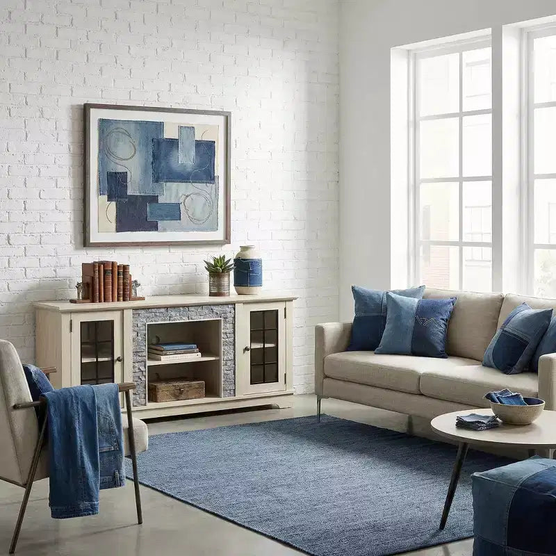 58 Moderner TV-Ständer mit Stauraum hinter 2 Türen, Medienkonsole in Steinoptik, großes weißes Entertainment-Center für das Wohnzimmer