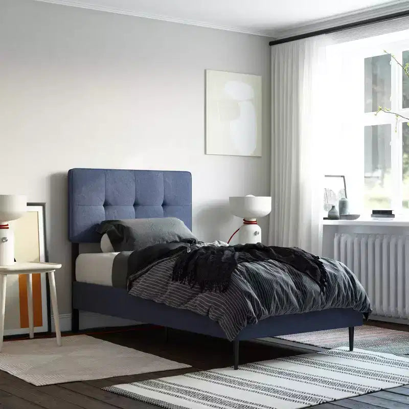 Gepolstertes Bett mit höhenverstellbarem Kopfteil
